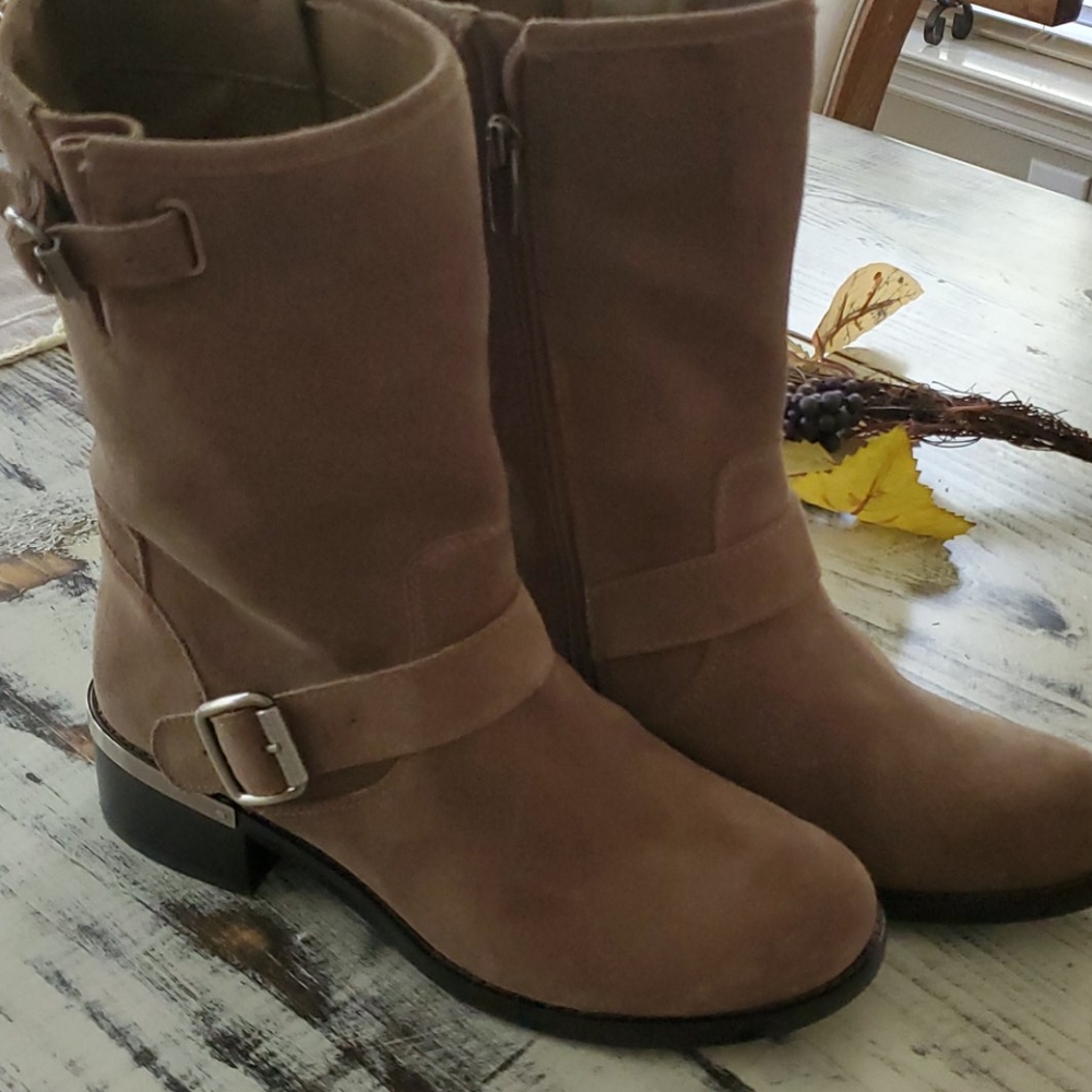 Boots - Picture 4 of 5